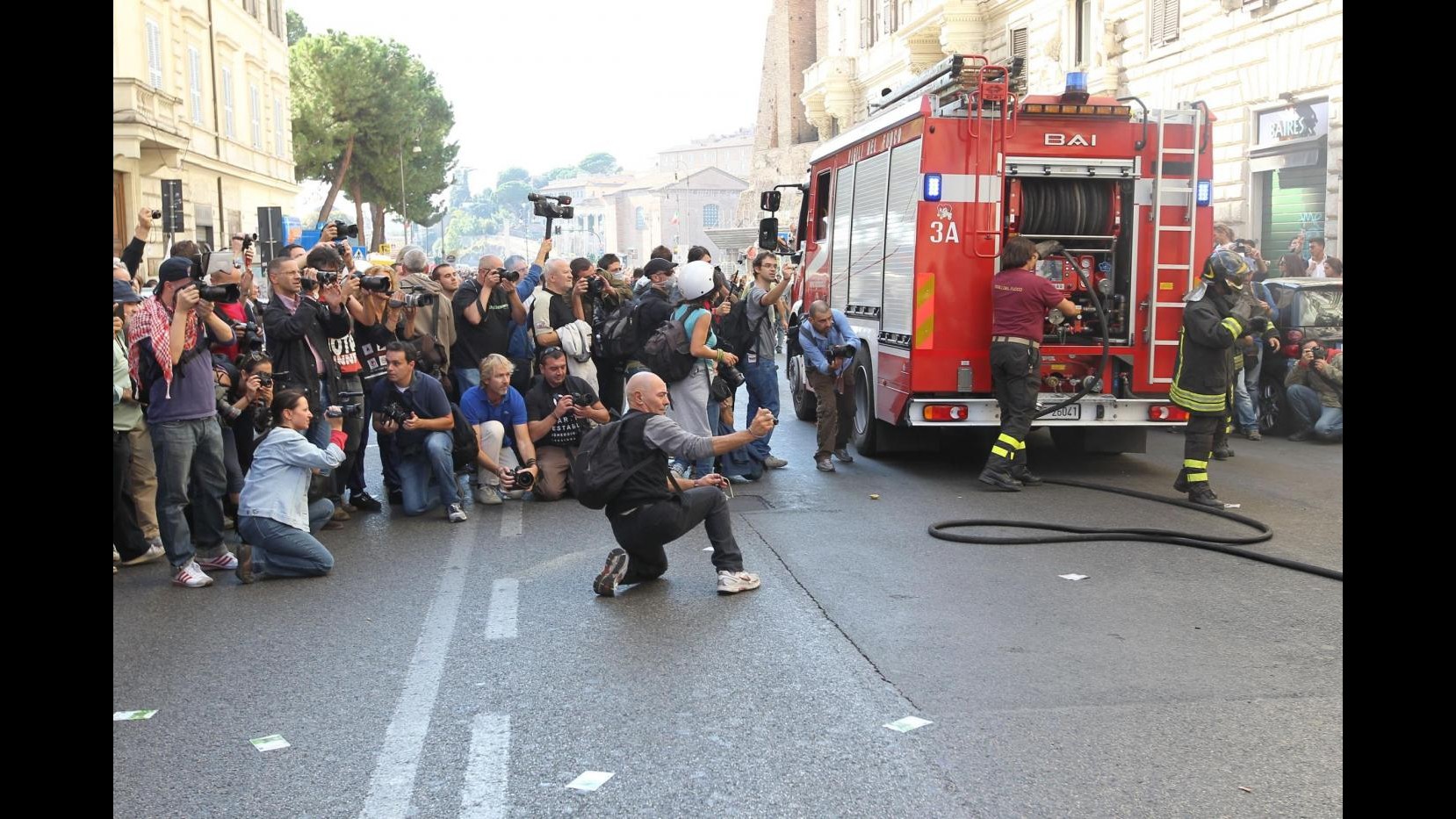 Indignati, famiglie evacuate da palazzo in fiamme in via Labicana