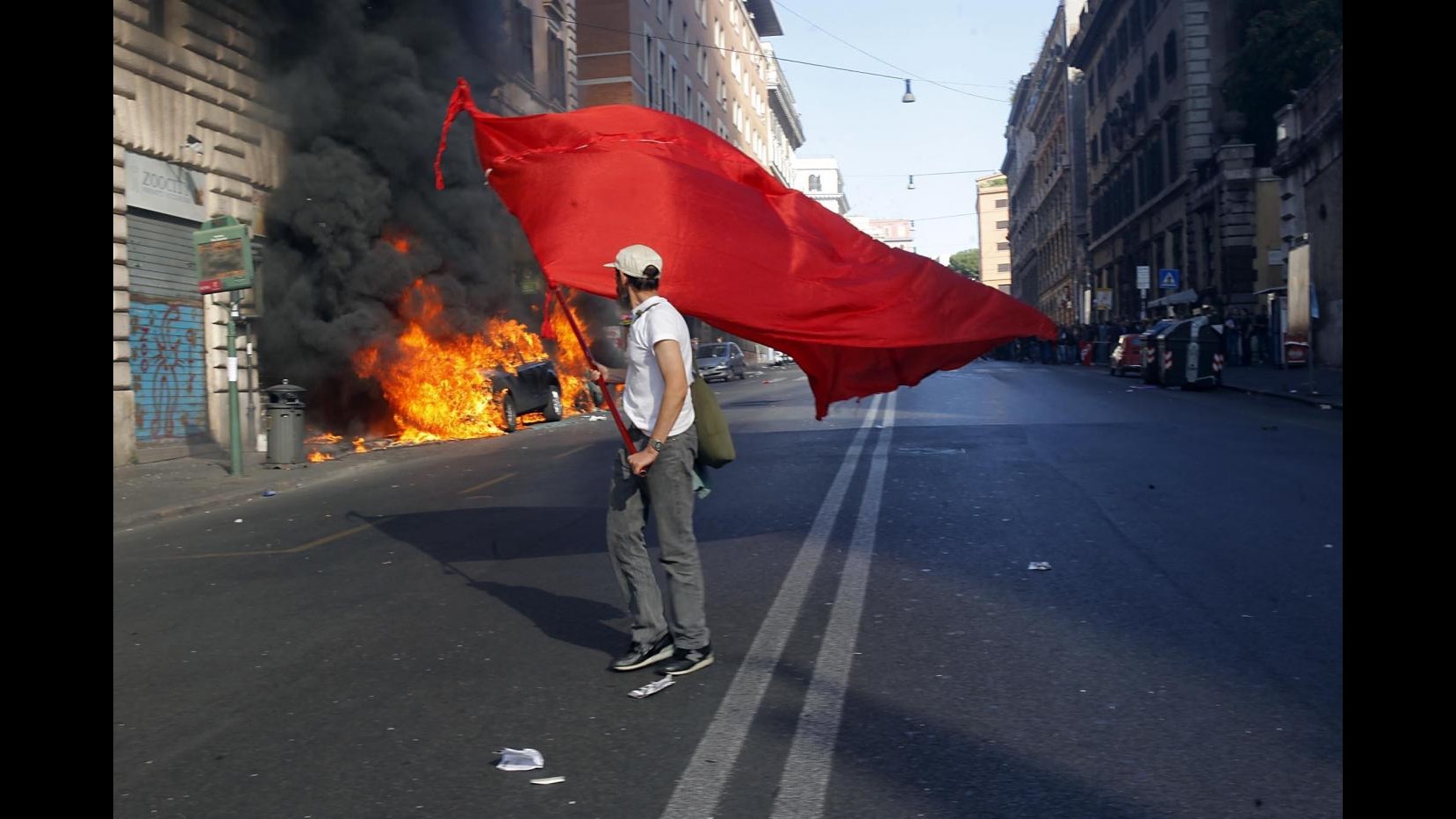 Indignati, palazzo ministero Difesa in fiamme in via Labicana