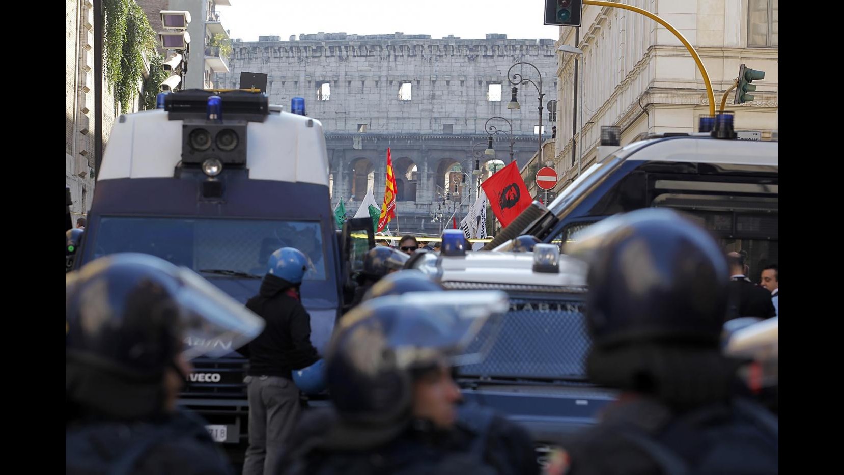 Indignati, Maroni autorizza uso idranti su manifestanti