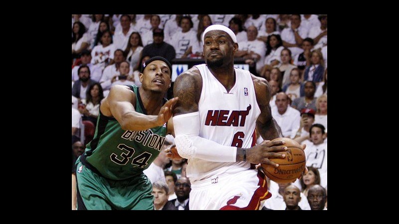 Nba, Miami batte Boston in gara 1 finale Eastern. James stellare