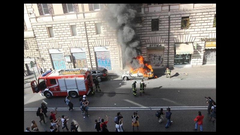 Indignati, autonomi infrangono vetrine negozi via Cavour a Roma
