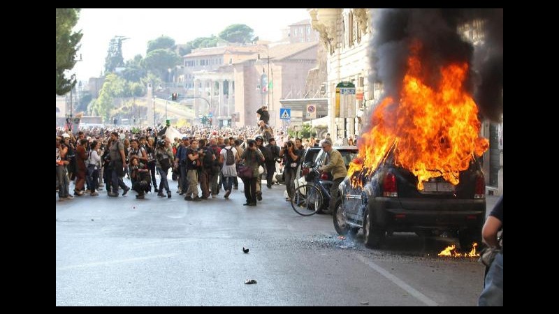 Indignati, spari contro vetrine di negozi in piazza Santa Croce