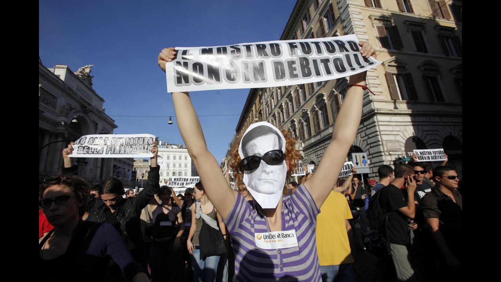 Indignati, al via corteo a Roma:centro blindato da agenti antisommossa