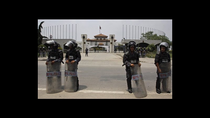Nepal, dopo convocazione voto dimostranti chiedono dimissioni premier