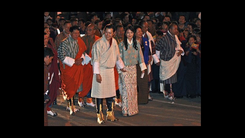 Regnanti del Bhutan a casa dopo le nozze, la folla li accoglie