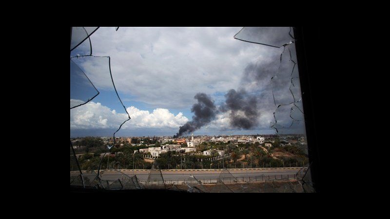 Si spara a Tripoli, primi scontri dalla presa della capitale libica