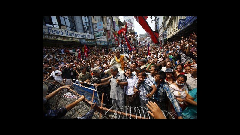 Nepal, corsa per stilare Costituzione entro le 24: scontri in piazza