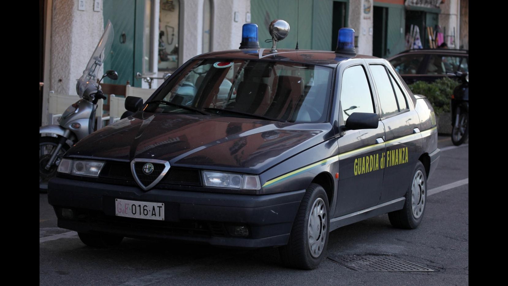 Scoperta falsa cieca a Ravenna, faceva parrucchiera e andava in bici