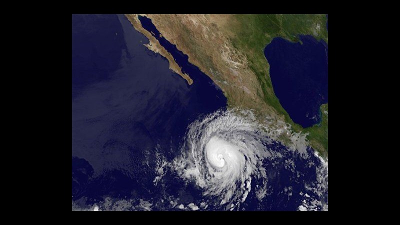 Messico, allerta su costa pacifica per arrivo uragano Bud