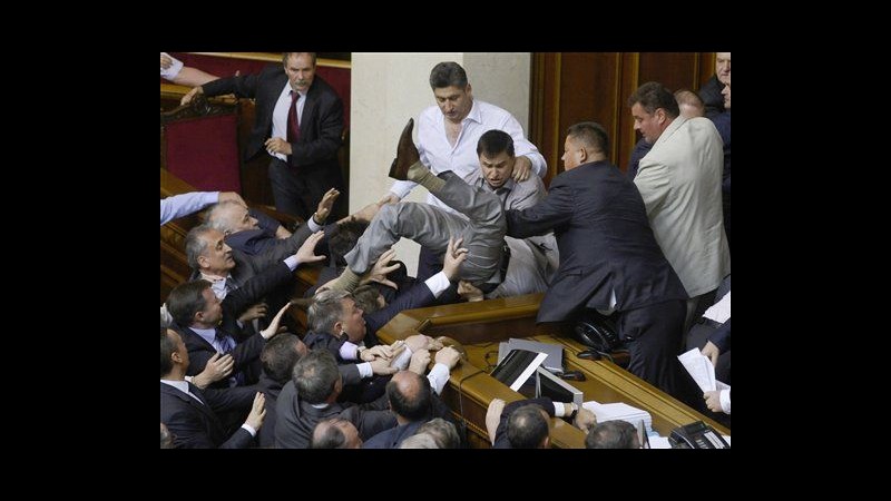 Ucraina, violenta rissa in Parlamento: deputato in ospedale