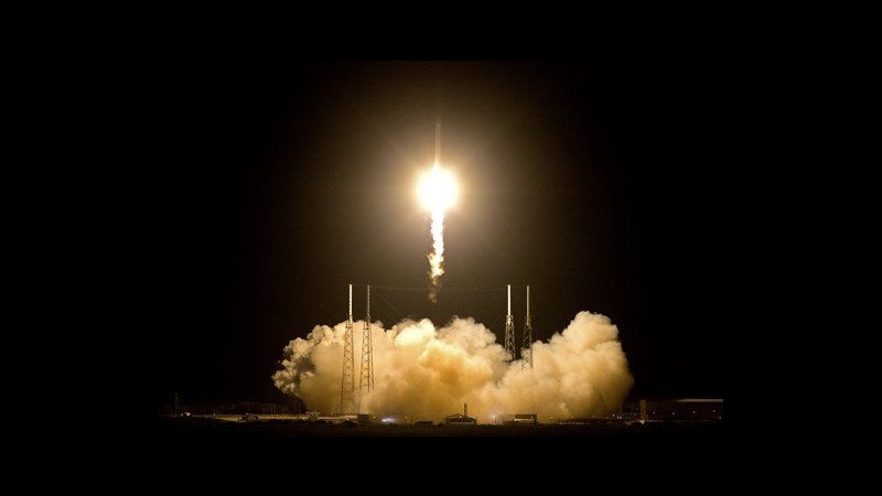 Capsula privata Dragon vicina a Iss, iniziano test pre-attracco