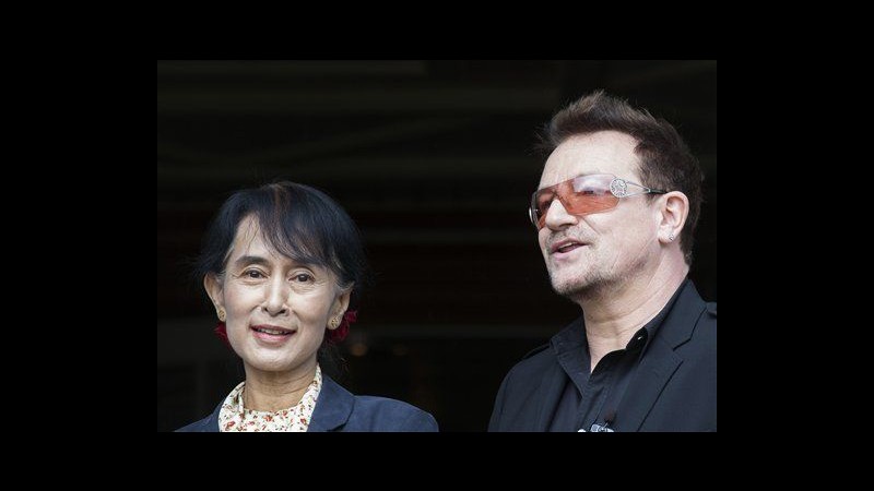 Suu Kyi arrivata a Dublino con Bono degli U2, concerto per lei