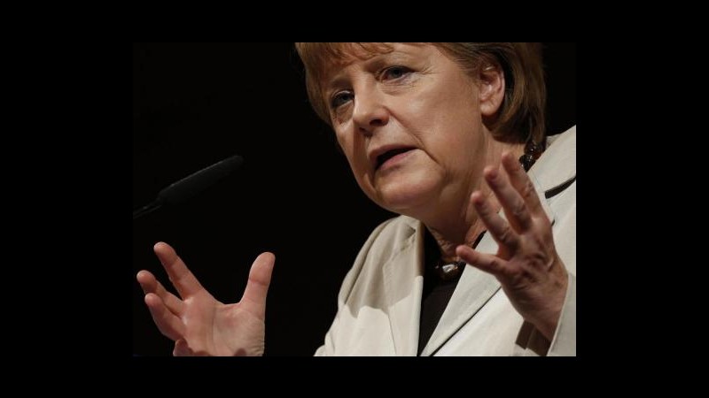 Grecia, Merkel: Atene deve attuare riforme, no a revisione condizioni