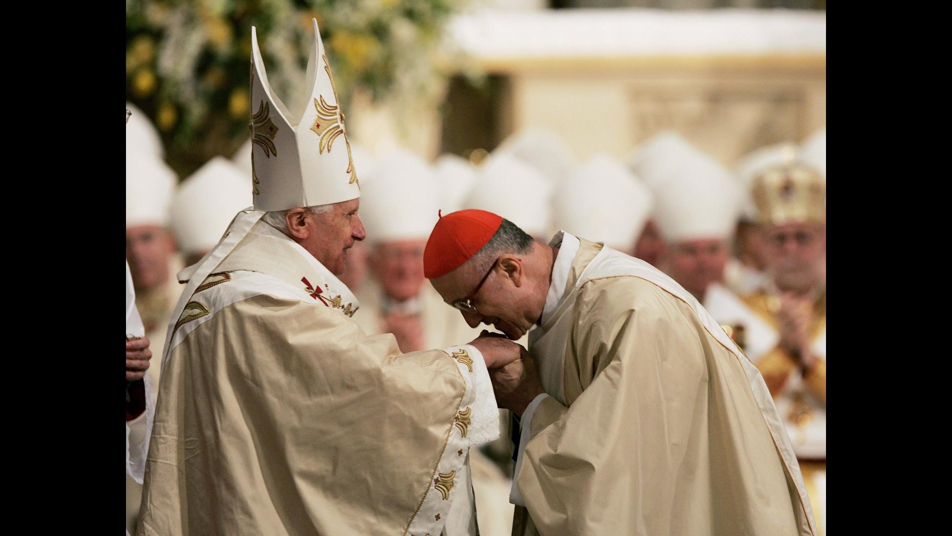 Bertone: Noi collaboratori Papa uniti, Santo Padre vuol fare chiarezza