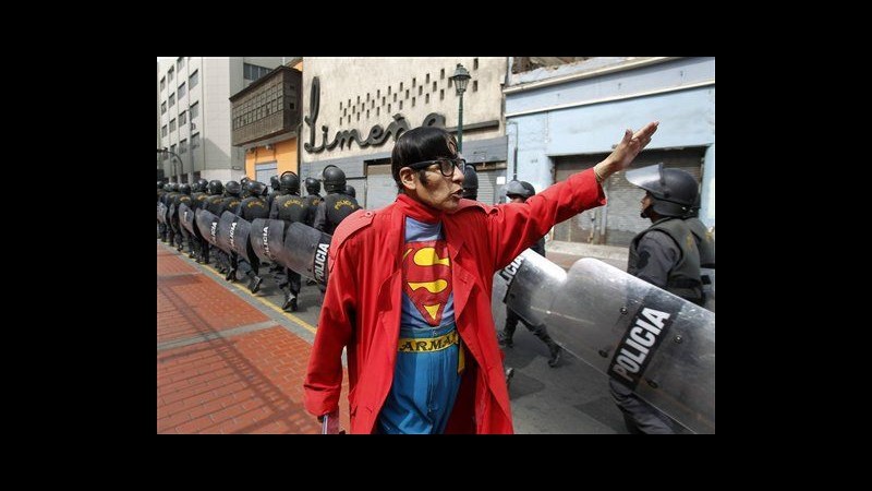 Perù, perse il lavoro 15 anni fa: è diventato Superman per sopravvivere