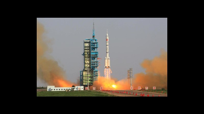 Cina, navicella spaziale Shenzhou 9 ha attraccato al modulo Tiangong 1