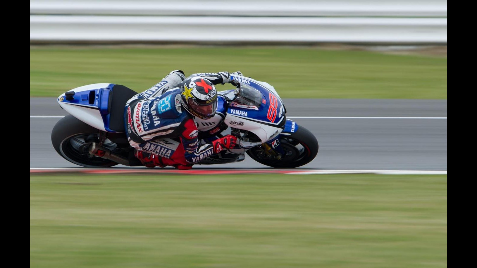 MotoGp, Lorenzo dominatore a Silverstone. Rossi nono Dovizioso out