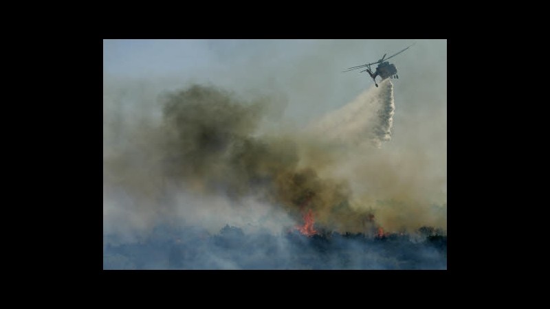 Atene, non si ferma il maxi incendio