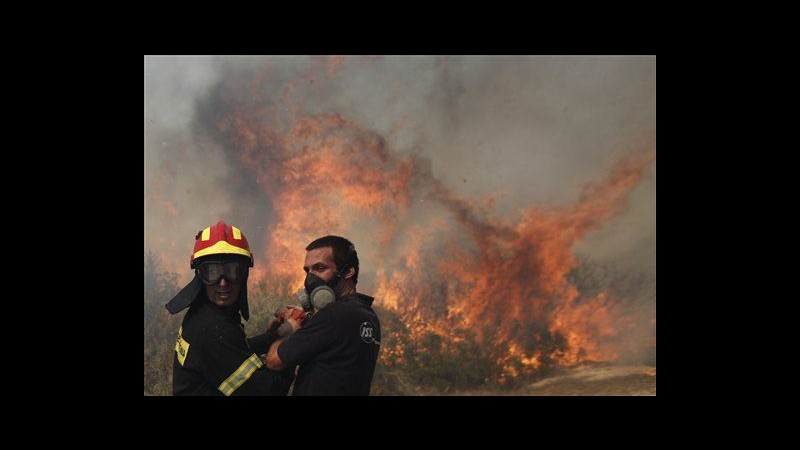 Grecia, incendio a sud di Atene: 4 case bruciate, 2 pompieri feriti