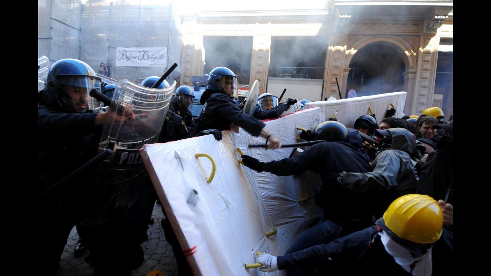 Monti a Bologna, proteste: cariche e petardi, 12 agenti e cc contusi