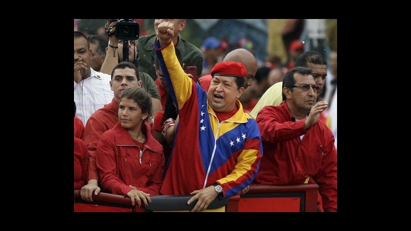 Venezuela, Chavez presenta candidatura: Anno duro, ma sono qui