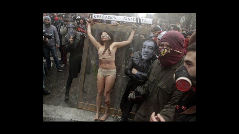 Cile, proteste per documentario su Pinochet: lacrimogeni contro corteo