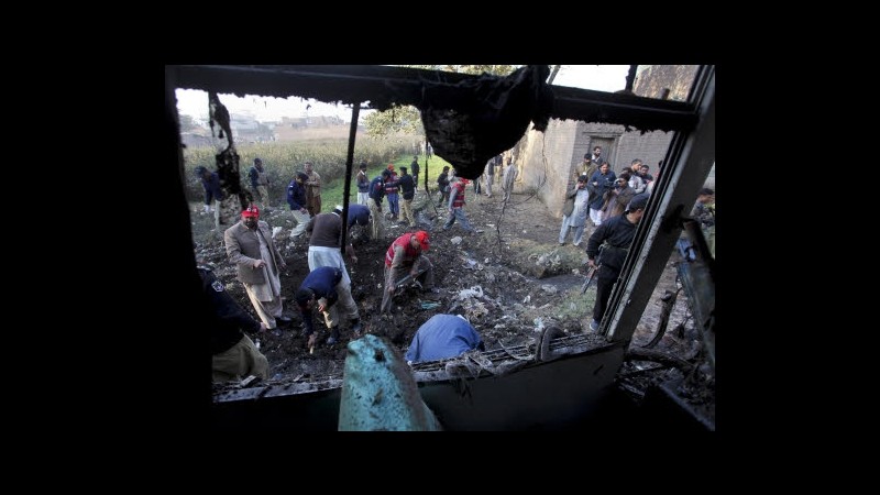 Pakistan, bomba esplode su autobus governo nel nordovest: 18 morti