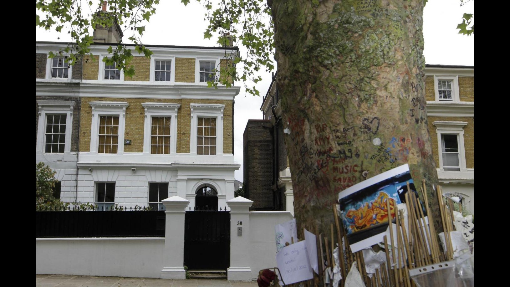 Amy Winehouse, una statua a Camden town
