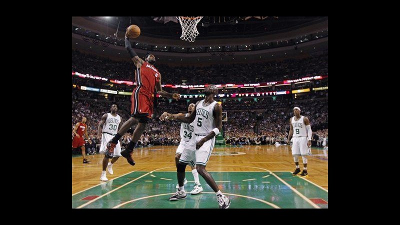 Nba, James trascina Miami a Boston, tutto rimandato a gara 7
