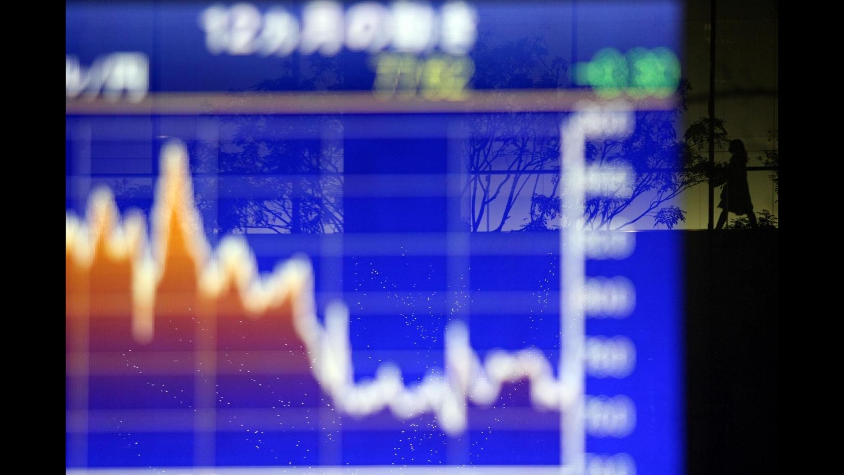 Borsa, spread scende a quota 440