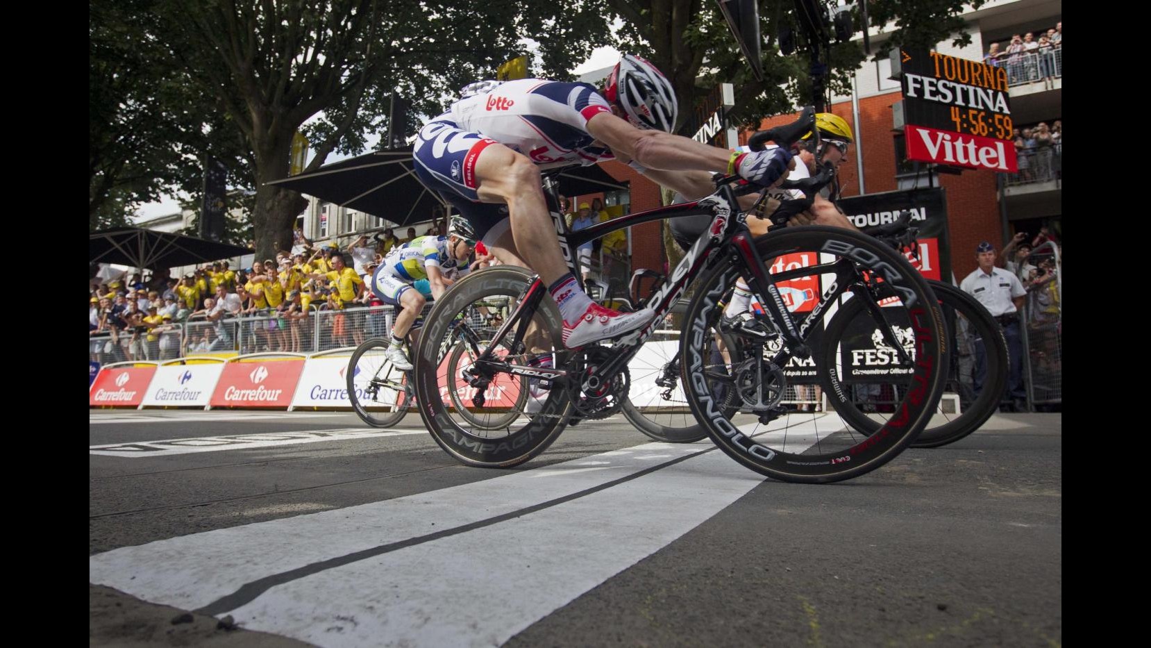 Tour de France: tappa a Greipel, cade Cavendish