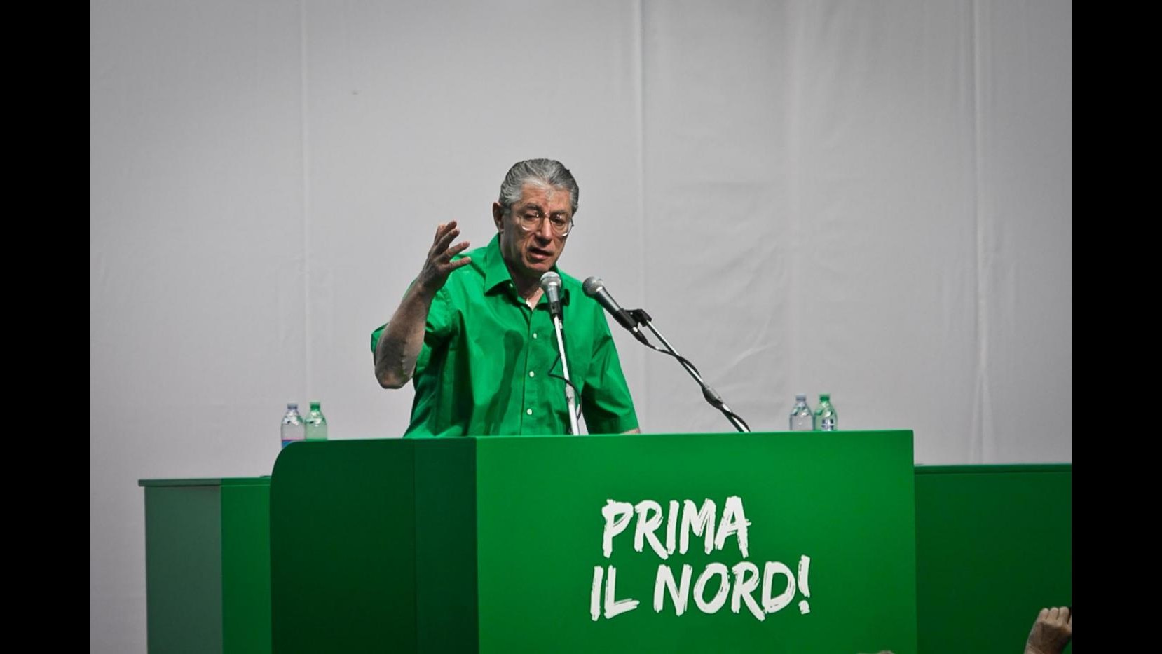 Lega, Bossi lascia tra le lacrime