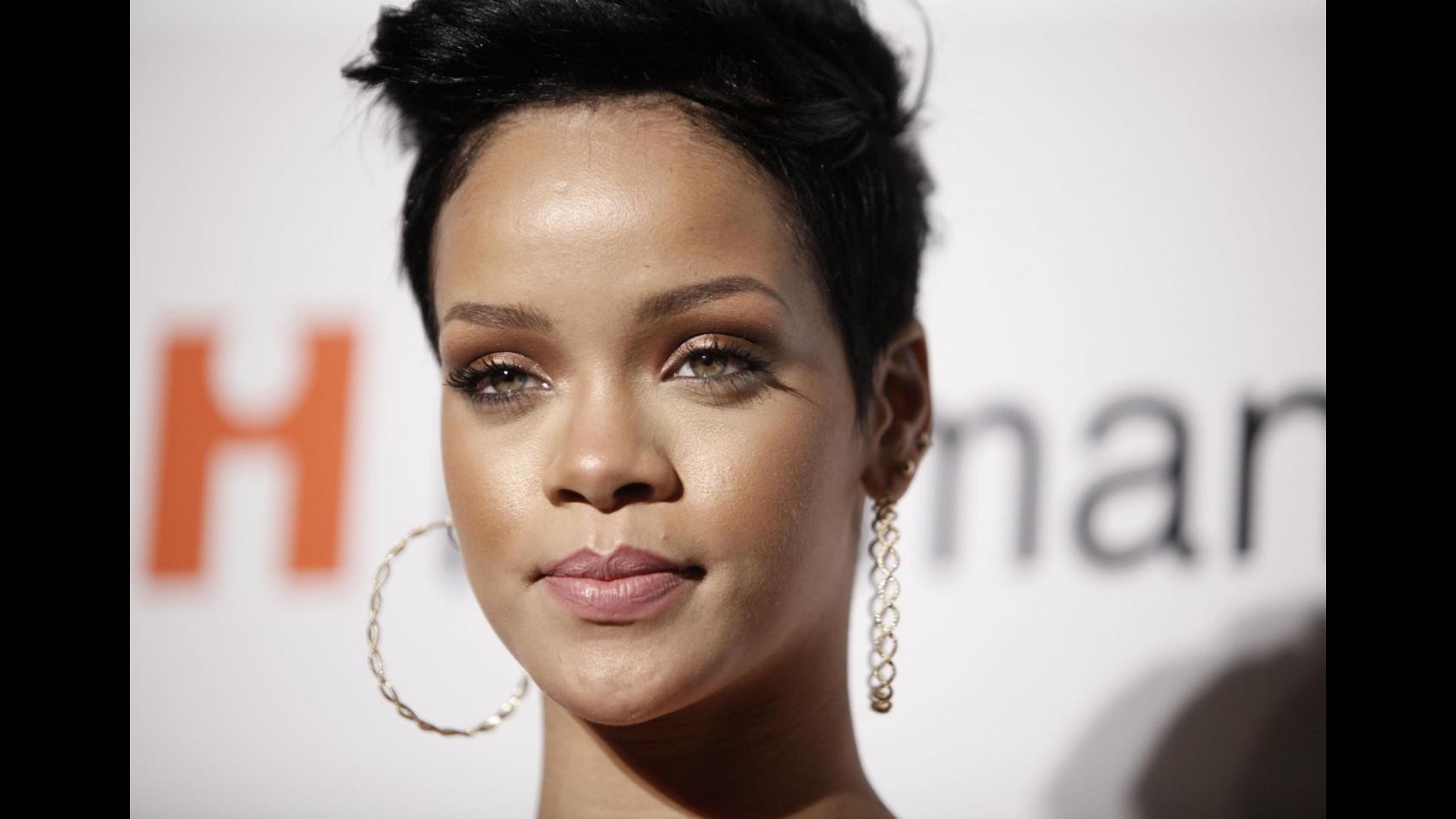 Rihanna piange la morte della nonna su Twitter