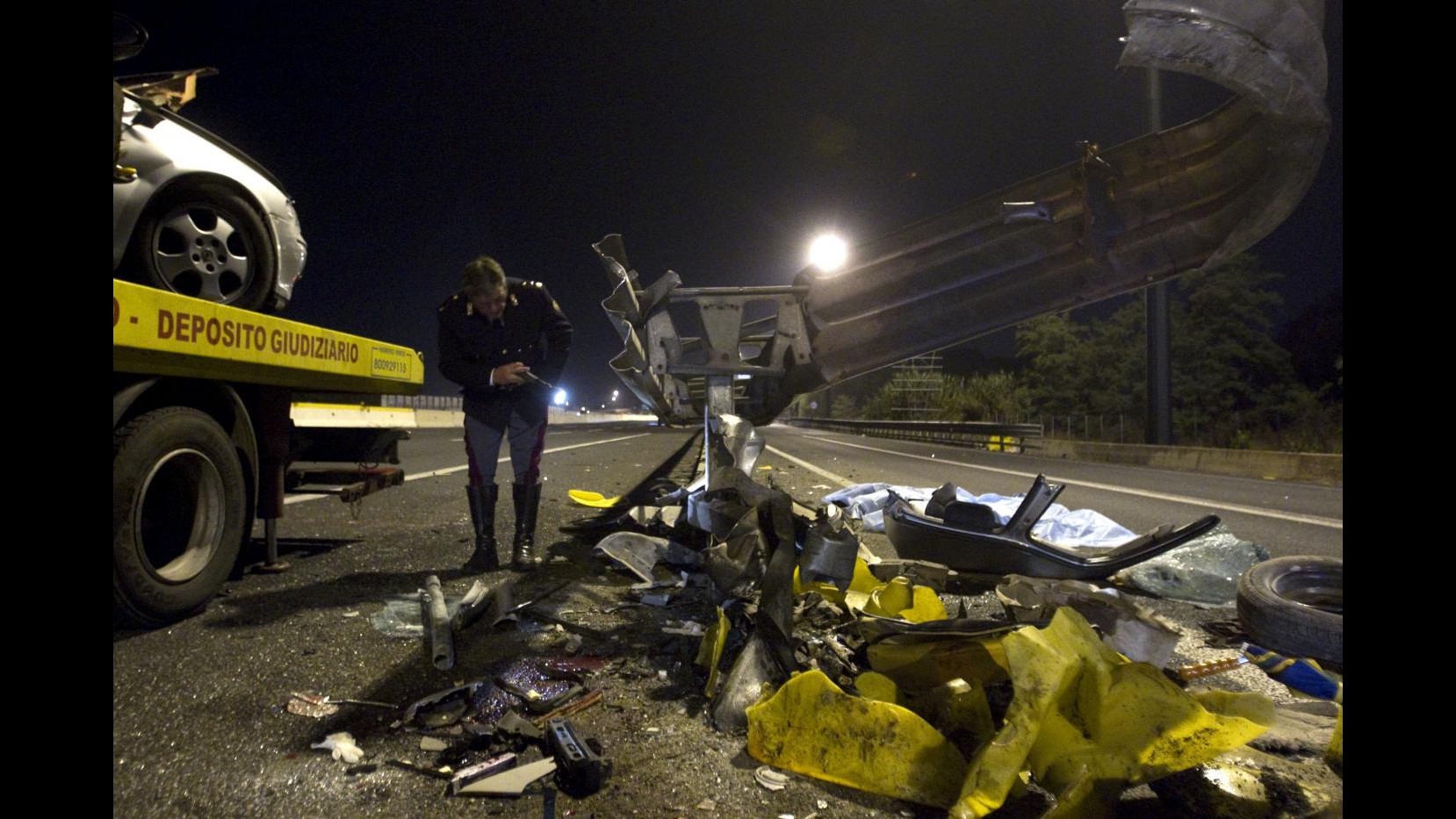 Nel bergamasco auto fuori strada: morti 2 giovani, gravissima 1 ragazza