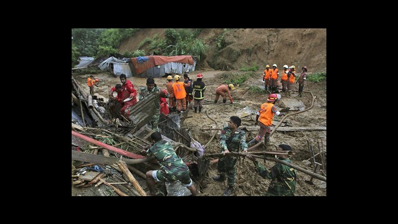 Bangladesh, sale a 106 morti bilancio di frane e alluvioni nel sud