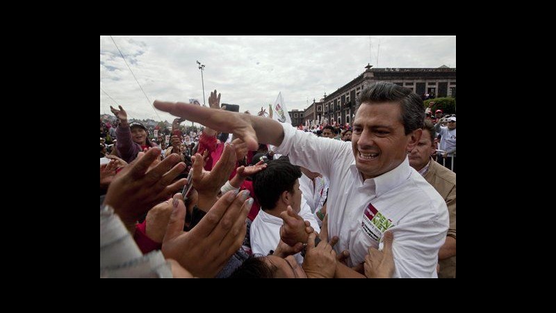 Messico, 100mila in marcia a sostegno candidato presidenziali Obrador