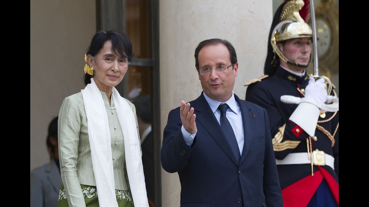 Suu Kyi incontra Hollande a Parigi