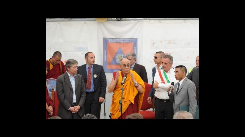 Dalai Lama visita terremotati in Emilia