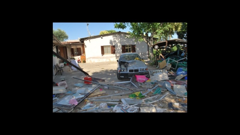 Roma, esasperato da liti vicinato tenta di demolire due case con ruspa