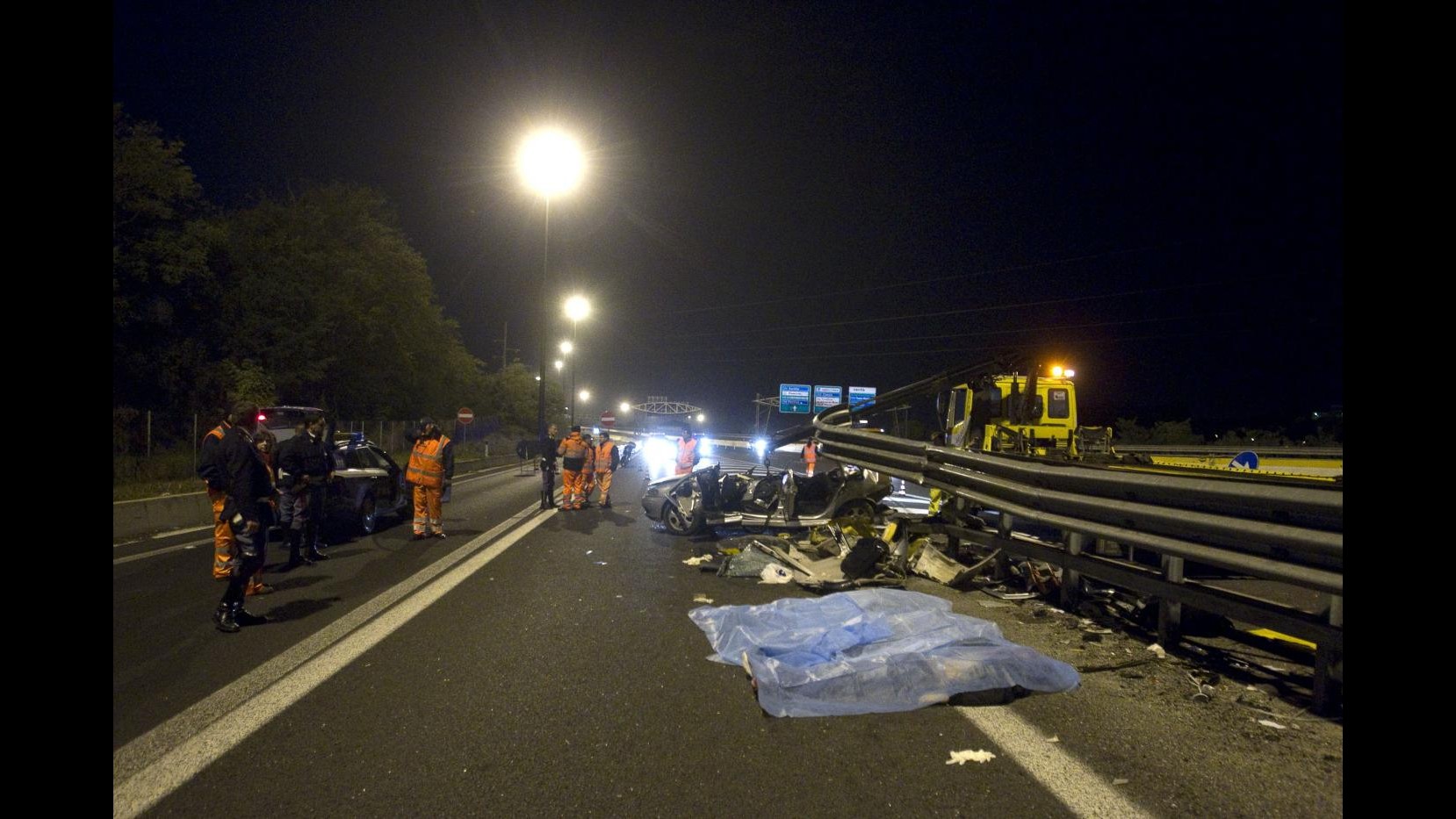 Parma, auto giù da ponte in A1: 3 morti