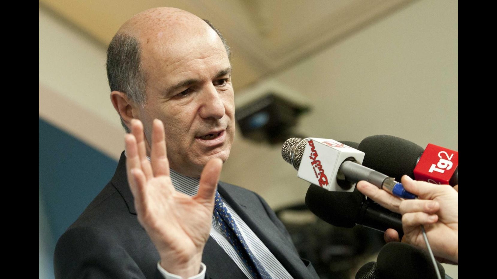 Passera: Evitare aumento Iva a 23%