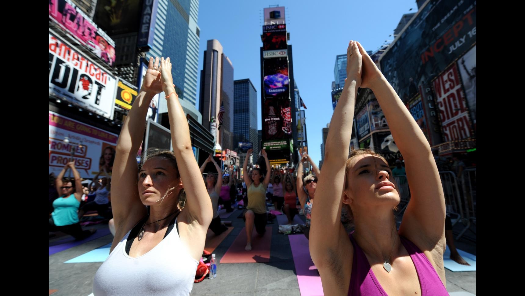 New York, in migliaia a lezione di yoga a Times Square per solstizio