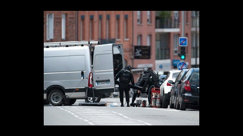 Tolosa, polizia: Catturato sequestratore banca, ostaggi liberi