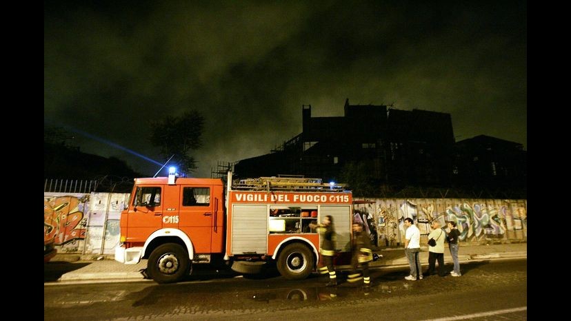Roma, a fuoco scenografie dello Studio 5 di Cinecittà