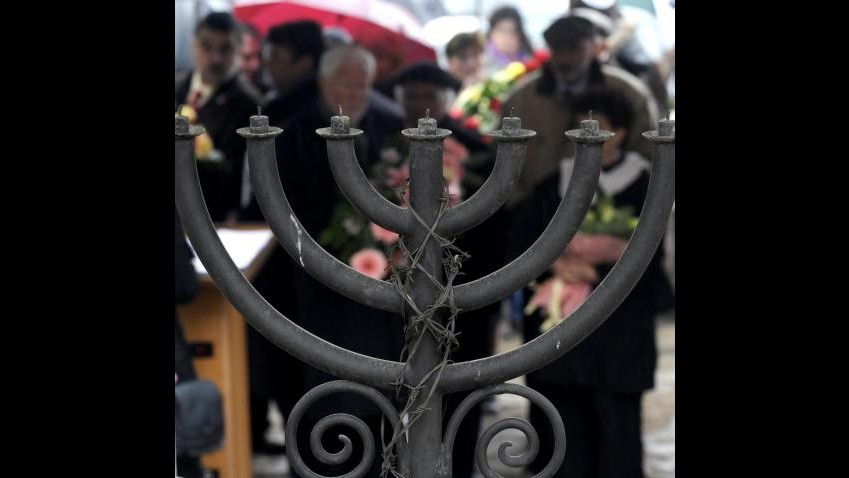Israele, deputato ebreo ortodosso strappa Nuovo Testamento