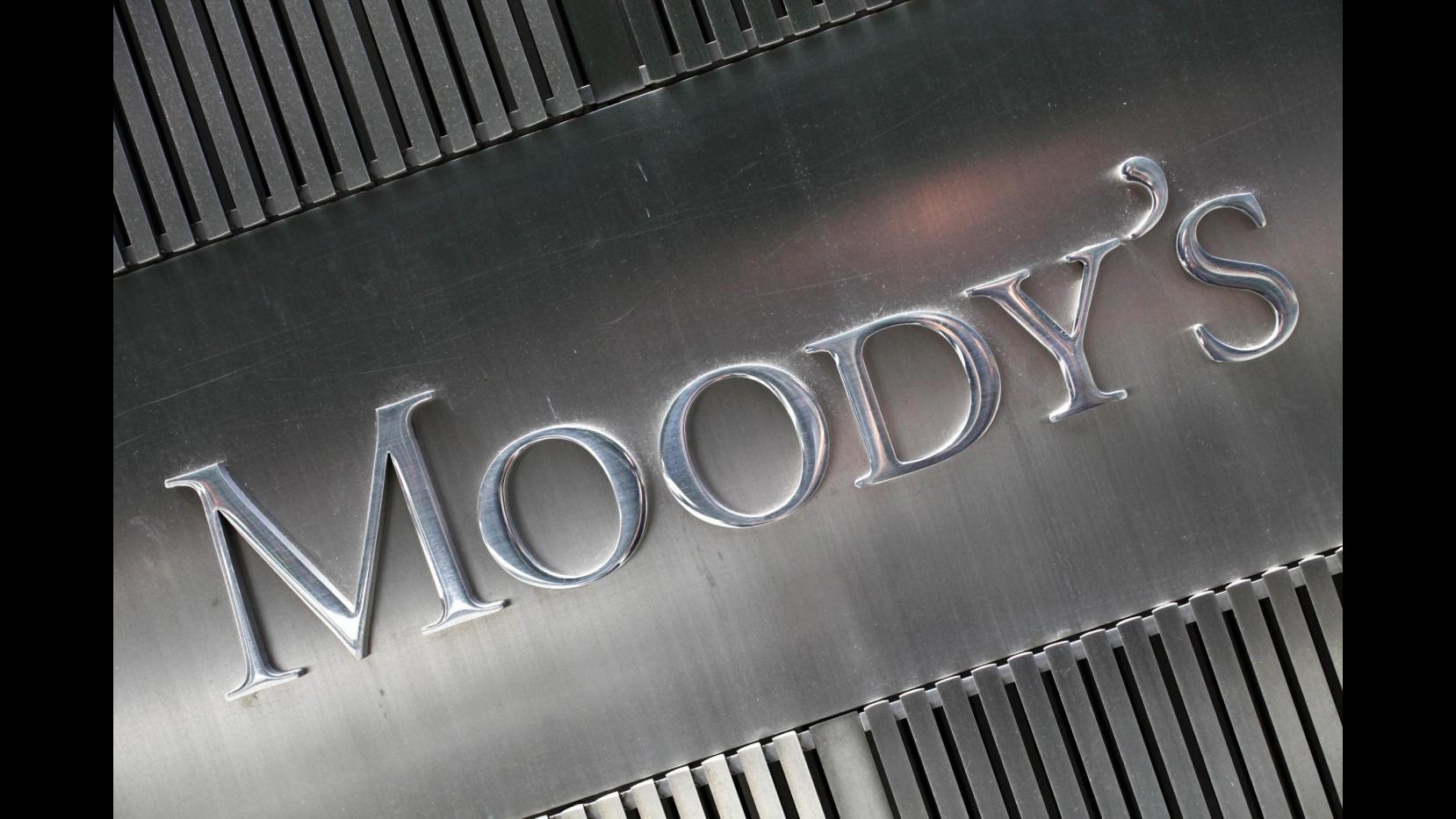 Moody’s declassa enti locali e banche Italia