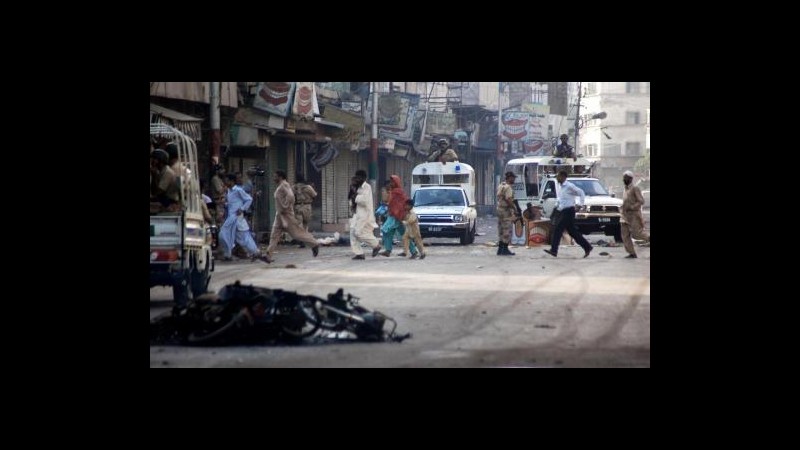 Pakistan, attaccata sede intelligence polizia: un morto, presi ostaggi
