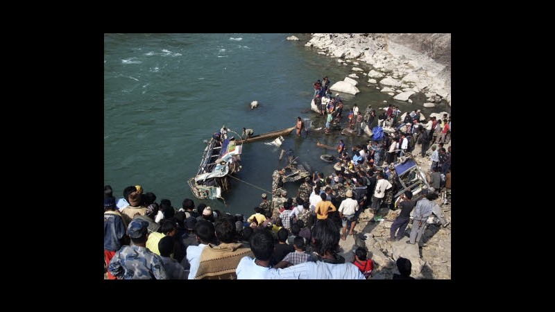 Nepal, 9 vittime in schianto bus: secondo incidente mortale in 48 ore