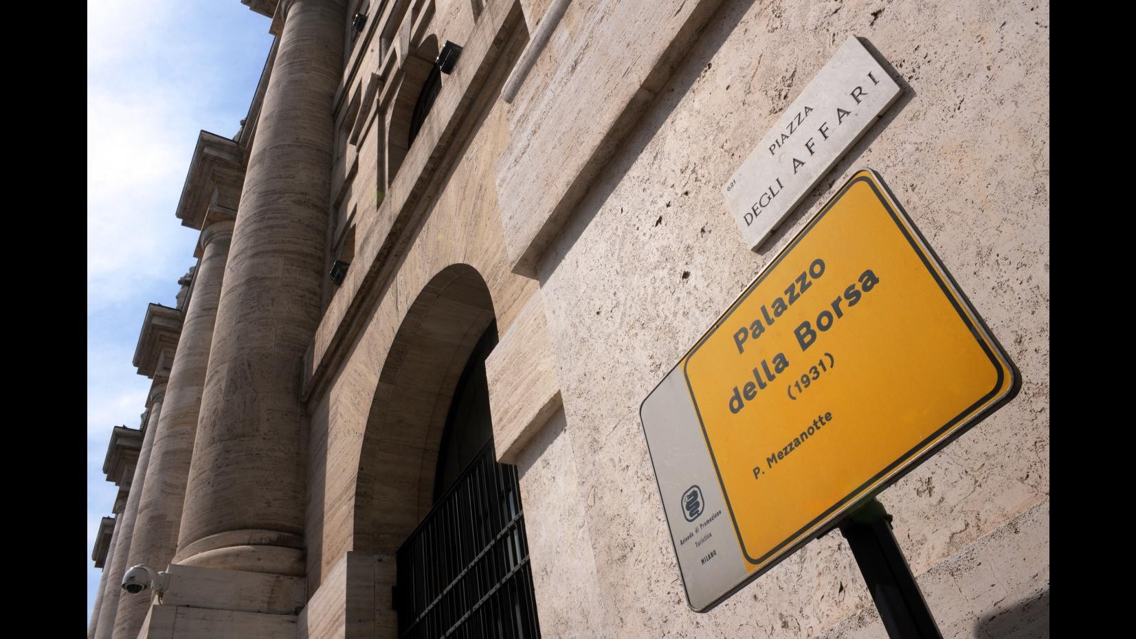 Borsa, Piazza Affari negativa, spread sopra 480