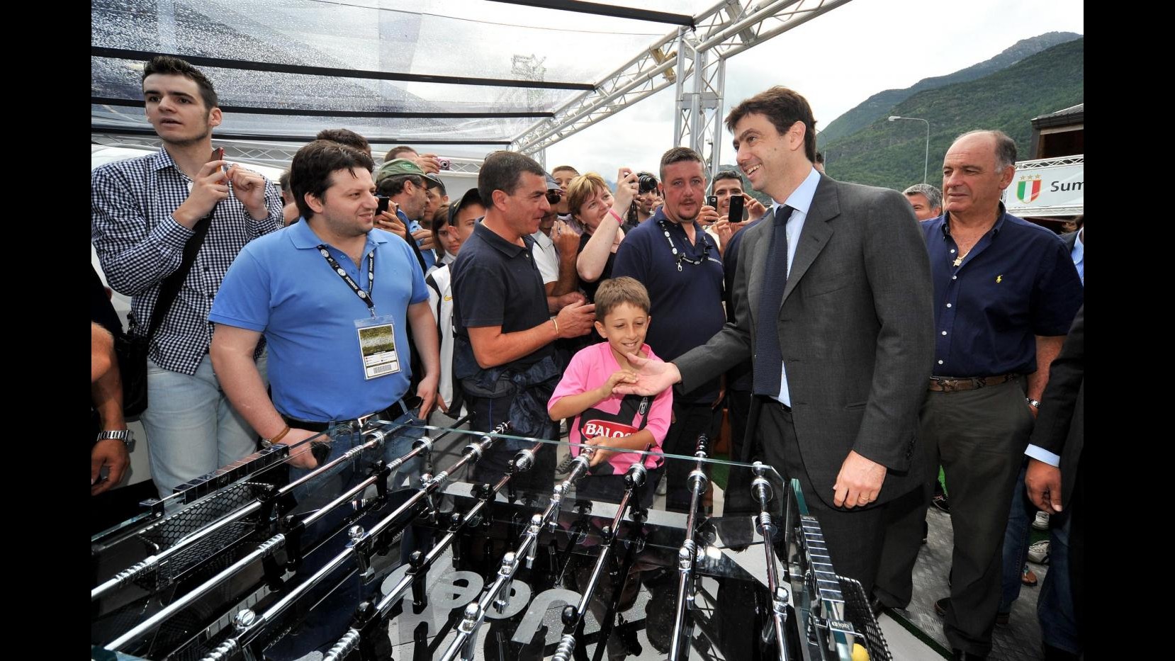 Juventus, Agnelli in visita a Chatillon. I tifosi acclamano Conte